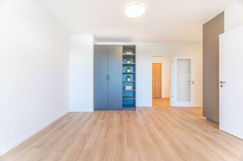 Obývací pokoj - Pronájem bytu 2+kk v osobním vlastnictví 51 m², Praha 5 - Hlubočepy