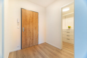 Předsíň a navazující šatna - Pronájem bytu 2+kk v osobním vlastnictví 51 m², Praha 5 - Hlubočepy