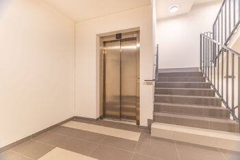 Společná chodba na patře - Pronájem bytu 2+kk v osobním vlastnictví 51 m², Praha 5 - Hlubočepy