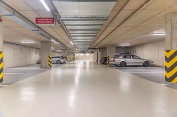 Podzemní garáže - Pronájem bytu 2+kk v osobním vlastnictví 51 m², Praha 5 - Hlubočepy
