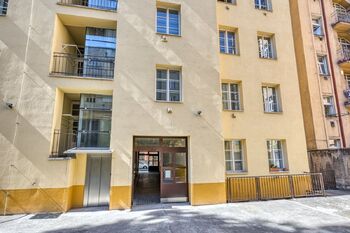 Pohled na dům z vnitrobloku - Prodej bytu 3+kk v osobním vlastnictví 77 m², Praha 3 - Žižkov
