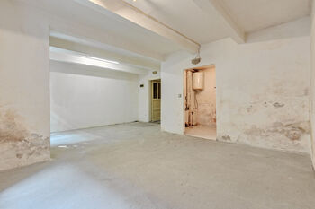 Místnost s kuchyňským koutem - Prodej bytu 3+kk v osobním vlastnictví 77 m², Praha 3 - Žižkov