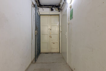 Vstupní dveře - Prodej bytu 3+kk v osobním vlastnictví 77 m², Praha 3 - Žižkov
