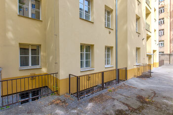 Vnitroblok s anglickými dvorky - Prodej bytu 3+kk v osobním vlastnictví 77 m², Praha 3 - Žižkov
