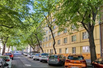 Pohled na dům z ulice - Prodej kancelářských prostor 77 m², Praha 3 - Žižkov