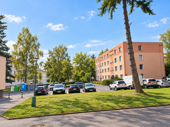 parkoviště u domu - Prodej bytu 1+1 v osobním vlastnictví 35 m², Karlovy Vary