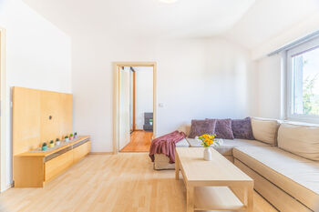 Obývací pokoj - Prodej bytu 2+kk v osobním vlastnictví 43 m², Dobřichovice