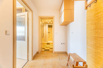 Předsíň - Prodej bytu 2+kk v osobním vlastnictví 43 m², Dobřichovice