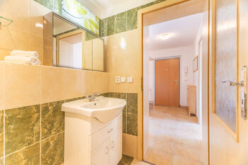 Koupelna s toaletou a sprchovým koutem - Prodej bytu 2+kk v osobním vlastnictví 43 m², Dobřichovice