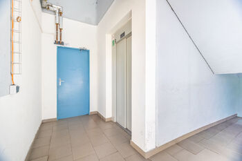 Vstup ke sklepům a k výtahu - Prodej bytu 2+kk v osobním vlastnictví 43 m², Dobřichovice