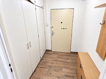Předsíň - Prodej bytu 1+kk v osobním vlastnictví 28 m², Praha 4 - Michle