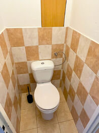 WC - Prodej bytu 1+kk v osobním vlastnictví 28 m², Praha 4 - Michle