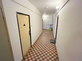 Chodba v domě - Prodej bytu 1+kk v osobním vlastnictví 28 m², Praha 4 - Michle