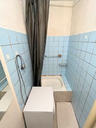 Koupelna - Prodej bytu 1+kk v osobním vlastnictví 28 m², Praha 4 - Michle