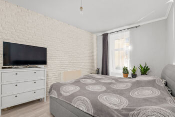 ložnice/průchozí pokoj - Prodej bytu 2+1 v osobním vlastnictví 54 m², České Budějovice