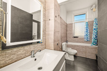koupelna s wc - Prodej bytu 2+1 v osobním vlastnictví 54 m², České Budějovice