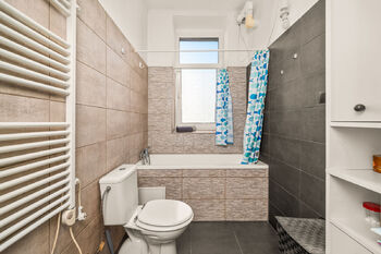 koupelna s wc - Prodej bytu 2+1 v osobním vlastnictví 54 m², České Budějovice