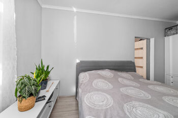 ložnice/průchozí pokoj - Prodej bytu 2+1 v osobním vlastnictví 54 m², České Budějovice