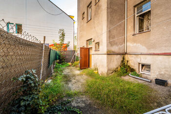 společný dvorek - Prodej bytu 2+1 v osobním vlastnictví 54 m², České Budějovice