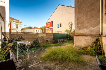 společný dvorek - Prodej bytu 2+1 v osobním vlastnictví 54 m², České Budějovice