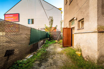 společný dvorek - Prodej bytu 2+1 v osobním vlastnictví 54 m², České Budějovice