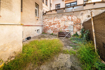 společný dvorek - Prodej bytu 2+1 v osobním vlastnictví 54 m², České Budějovice