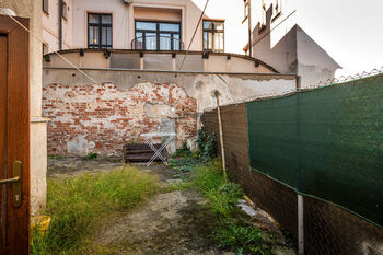 společný dvorek - Prodej bytu 2+1 v osobním vlastnictví 54 m², České Budějovice