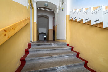 vstup do domu - Prodej bytu 2+1 v osobním vlastnictví 54 m², České Budějovice