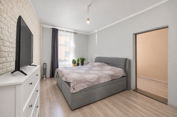 ložnice/průchozí pokoj - Prodej bytu 2+1 v osobním vlastnictví 54 m², České Budějovice