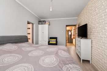 ložnice/průchozí pokoj - Prodej bytu 2+1 v osobním vlastnictví 54 m², České Budějovice