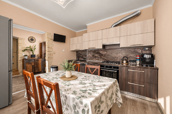 kuchyně s jídelním koutem - Prodej bytu 2+1 v osobním vlastnictví 54 m², České Budějovice 
