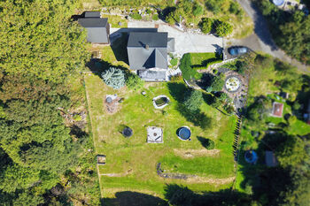 Pohled na dům se zahradou z dronu - Prodej domu 197 m², Nejdek