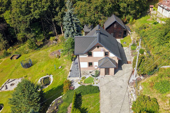 Pohled na příjezd a dům z dronu - Prodej domu 197 m², Nejdek