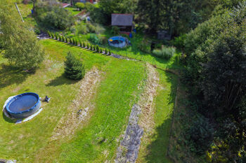 Spodní část zahrady z dronu - Prodej domu 197 m², Nejdek