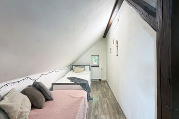 Šatna/ pracovna u pokoje 2 ve 2. NP - Prodej domu 197 m², Nejdek