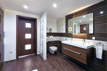 Koupelna s WC - Prodej domu 197 m², Nejdek