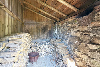 Interiér stodoly - Prodej domu 197 m², Nejdek