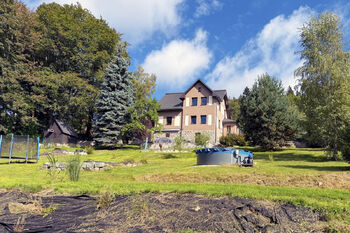 Pohled na dům ze spodní části zahrady - Prodej domu 197 m², Nejdek