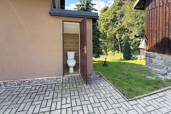WC přístupně ze zahrady - Prodej domu 197 m², Nejdek