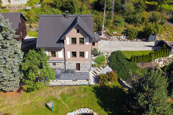 Pohled na dům z dronu - Prodej domu 197 m², Nejdek