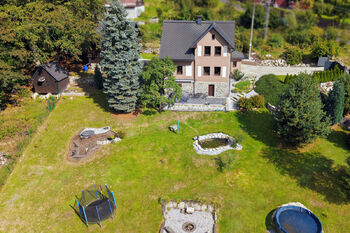 Pohled na dům z dronu - Prodej domu 197 m², Nejdek