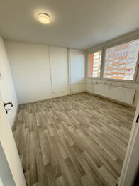 Obývací pokoj s výhledem do dvora  - Pronájem bytu 2+1 v osobním vlastnictví 49 m², Příbram