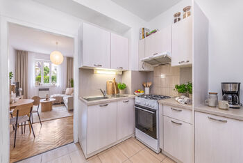 Kuchyně s průhledem do obývacího pokoje - Prodej bytu 2+kk v osobním vlastnictví 48 m², Praha 4 - Podolí