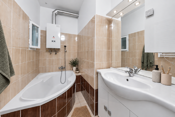 Koupelna bytu s rohovou vanou - Prodej bytu 2+kk v osobním vlastnictví 48 m², Praha 4 - Podolí