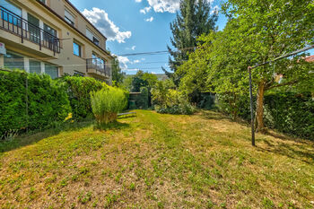 Pohled do zahrady za domem - Prodej bytu 2+kk v osobním vlastnictví 48 m², Praha 4 - Podolí