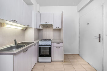 Kuchyňská linka ve vstupní předsíni - Prodej bytu 2+kk v osobním vlastnictví 48 m², Praha 4 - Podolí