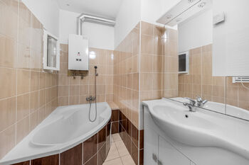 Koupelna s plynovou karmou pro ohřev vody - Prodej bytu 2+kk v osobním vlastnictví 48 m², Praha 4 - Podolí
