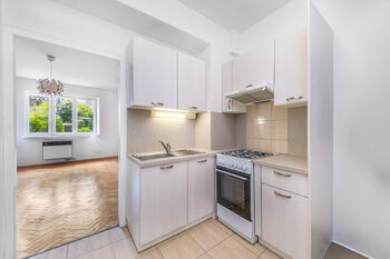 Pohled z předsíně do jednoho z pokojů - Prodej bytu 2+kk v osobním vlastnictví 48 m², Praha 4 - Podolí