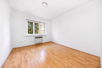 Pokoj směřující do dvorka, resp. ulice - Prodej bytu 2+kk v osobním vlastnictví 48 m², Praha 4 - Podolí