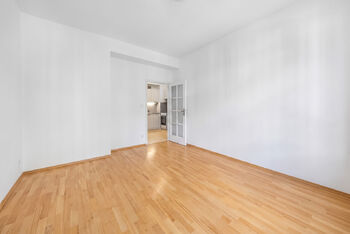 Pohled z pokoje do předsíně - Prodej bytu 2+kk v osobním vlastnictví 48 m², Praha 4 - Podolí
